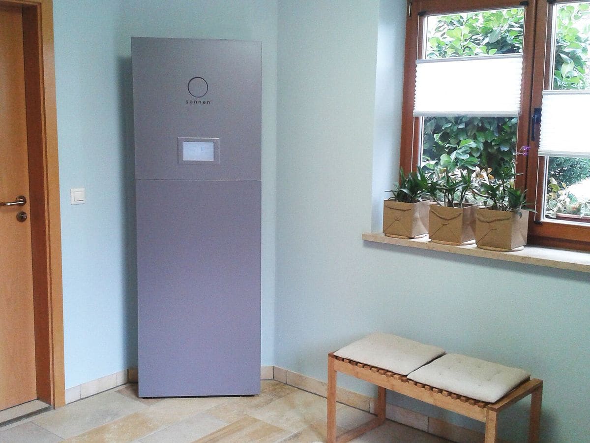 Thuisbatterij aan de muur in een woning